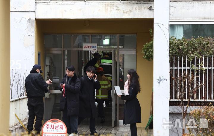 [서울=뉴시스] 김근수 기자 = 24일 서울 송파구 올림픽선수기자촌 아파트에서 화재가 발생해 소방대원들이 분주히 움직이고 있다. 2025.12.24. ks@newsis.com