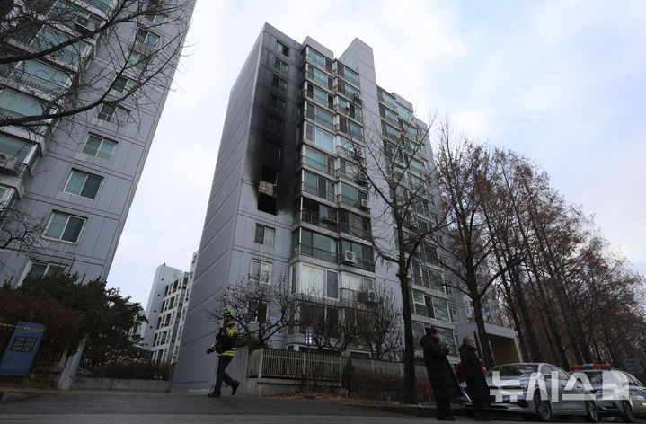 [서울=뉴시스] 김근수 기자 = 24일 서울 송파구 올림픽선수기자촌 아파트에서 화재가 발생해 아파트 건물 외벽이 검게 그을려 있다. 2025.12.24. ks@newsis.com