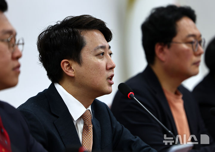 [서울=뉴시스] 김명년 기자 = 이준석 개혁신당 대표가 지난달 24일 오전 서울 여의도 국회에서 열린 최고위원회의에서 발언하고 있다. 2025.12.24. kmn@newsis.com