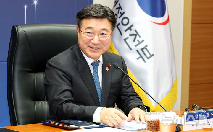 [서울=뉴시스] 추상철 기자 = 윤호중 행정안전부 장관이 24일 오전 서울 종로구 정부서울청사에서 열린 2025년 제8회 중앙지방정책협의회에서 발언하고 있다. 2025.12.24. scchoo@newsis.com