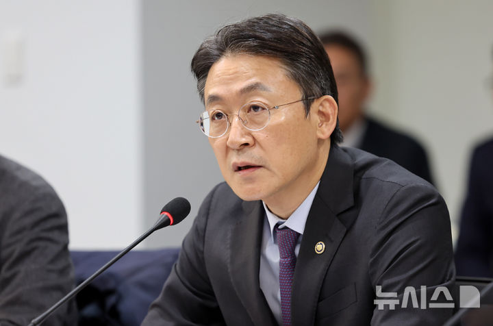 [서울=뉴시스] 김혜진 기자 = 권대영 금융위원회 부위원장이 24일 서울 마포구 프론트원에서 열린 제13차 정책금융지원협의회에서 모두발언을 하고 있다. 2025.12.24. jini@newsis.com