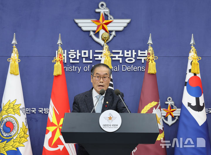 [서울=뉴시스] 배훈식 기자 = 이용철 방위사업청장이 24일 오전 서울 용산구 국방부 브리핑실에서 한국형 차기 구축함(KDDX) 사업추진 방안 관련 브리핑을 하고 있다. 2025.12.24. dahora83@newsis.com