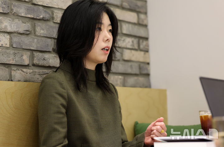 [서울=뉴시스] 김혜진 기자 = 임솔아 작가가 지난 23일 서울 시내 한 카페에서 뉴시스와 인터뷰를 하고 있다. 2025.12.27. jini@newsis.com