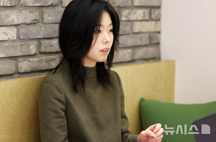 [서울=뉴시스] 김혜진 기자 = 임솔아 작가가 지난 23일 서울 시내 한 카페에서 뉴시스와 인터뷰를 하고 있다. 2025.12.27. jini@newsis.com