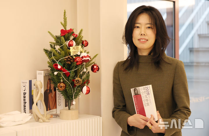 [서울=뉴시스] 김혜진 기자 = 임솔아 작가가 지난 23일 서울 시내 한 카페에서 뉴시스와 인터뷰에 앞서 포즈를 취하고 있다. 2025.12.27. jini@newsis.com