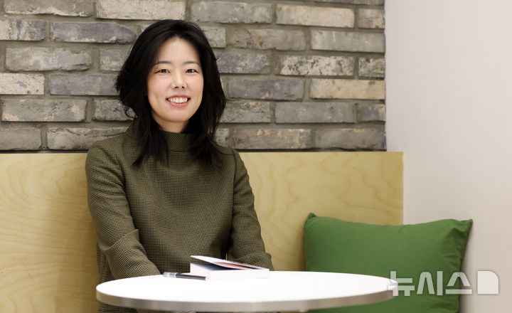 [서울=뉴시스] 김혜진 기자 = 임솔아 작가가 지난 23일 서울 시내 한 카페에서 뉴시스와 인터뷰에 앞서 포즈를 취하고 있다. 2025.12.27. jini@newsis.com