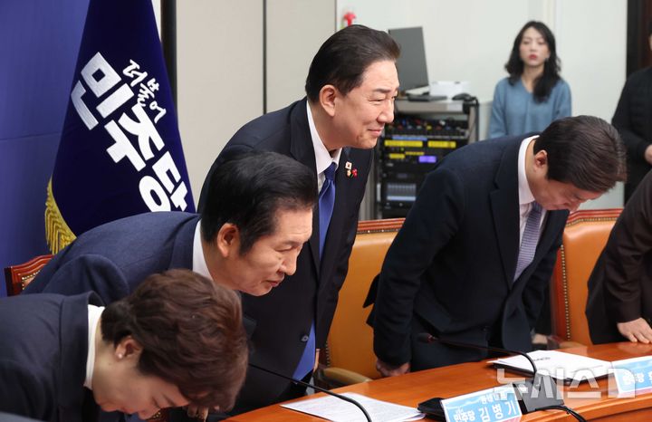 [서울=뉴시스] 조성봉 기자 = 정청래 더불어민주당 대표와 김병기 원내대표, 최고위원들이 24일 오전 서울 여의도 국회에서 열린 최고위원회의에서 고개숙여 인사를 하고 있다. 2025.12.24. suncho21@newsis.com