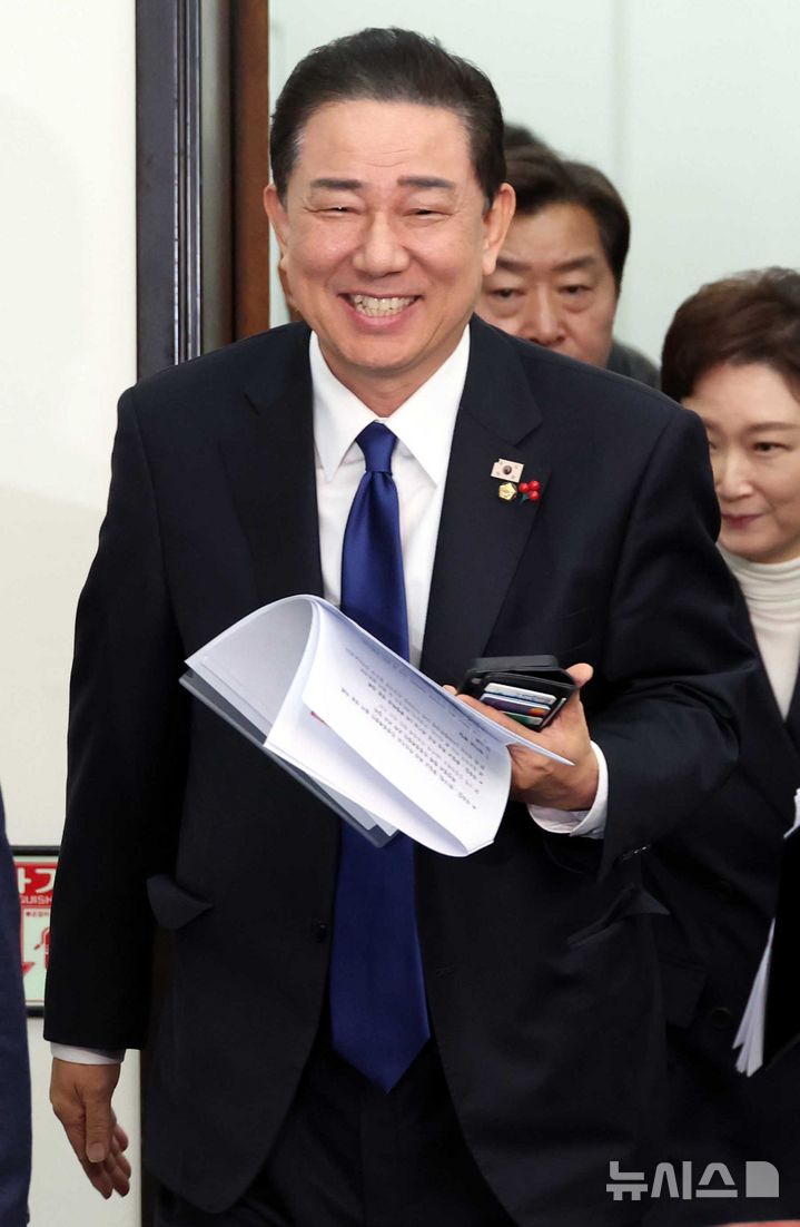 [서울=뉴시스] 조성봉 기자 = 김병기 더불어민주당 원내대표가 24일 오전 서울 여의도 국회에서 열린 최고위원회의에 참석하고 있다. 2025.12.24. suncho21@newsis.com