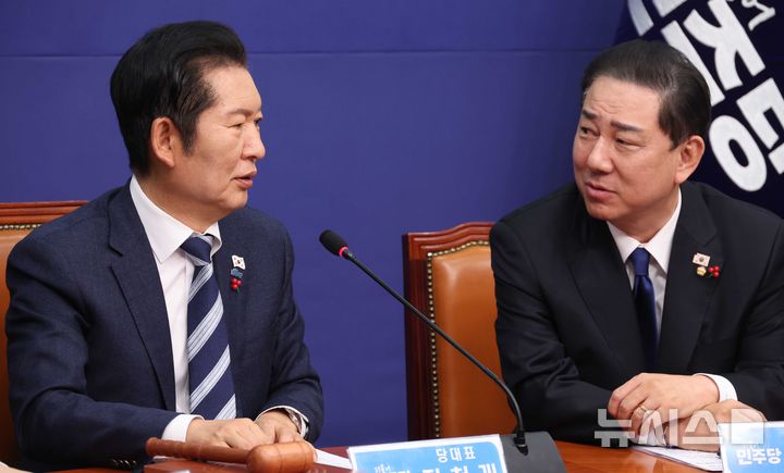 [서울=뉴시스] 조성봉 기자 = 정청래 더불어민주당 대표가 24일 오전 서울 여의도 국회에서 열린 최고위원회의에서 김병기 원내대표와 대화를 하고 있다. 2025.12.24. suncho21@newsis.com