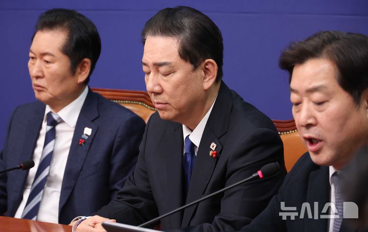 [서울=뉴시스] 조성봉 기자 = 김병기 더불어민주당 원내대표가 24일 오전 서울 여의도 국회에서 열린 최고위원회의에서 잠시 두눈을 감고 생각에 잠겨있다. 2025.12.24. suncho21@newsis.com