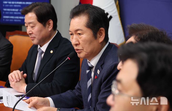 [서울=뉴시스] 조성봉 기자 = 정청래 더불어민주당 대표가 24일 오전 서울 여의도 국회에서 열린 대전·충남 통합 및 충청지역 발전 특별위원회 제1차 전체회의에서 발언을 하고 있다. 2025.12.24. suncho21@newsis.com