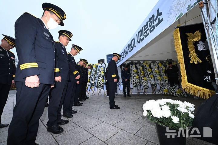 [광주=뉴시스] 이영주 기자 = 광주대표도서관 붕괴사고 당시 구조작업에 나섰던 광주 서부소방서 소속 소방대원들이 24일 오전 광주 동구 5·18민주광장에 마련된 광주대표도서관 붕괴사고 희생자 시민분향소에서 묵념하고 있다. 2025.12.24. leeyj2578@newsis.com