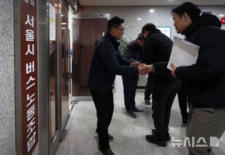 [서울=뉴시스] 김선웅 기자 = 서울시버스노조 관계자들이 24일 서울 용산구 서울시버스노동조합에서 파업 여부, 시행 날짜, 방식 등을 논의하기 위해 열린 서울시버스노조 지부위원장 총회에 참석하기 위해 집결하고 있다. 2025.12.24. mangusta@newsis.com