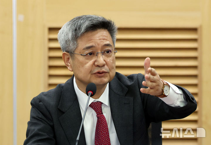 [서울=뉴시스] 김금보 기자 = 김장겸 국민의힘 의원이 24일 서울 여의도 국회 의원회관에서 열린 '온라인 접속국가 표시제 입법을 위한 정책토론회'에서 발언을 하고 있다. 2025.12.24. kgb@newsis.com