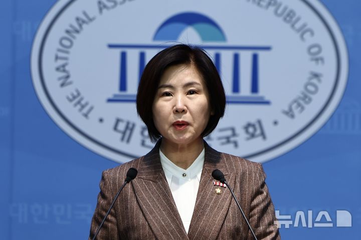 [서울=뉴시스] 김명년 기자 = 김미애 국회 보건복지위원회 국민의힘 간사가 24일 오전 서울 여의도 국회 소통관에서 정부의 국민연금 사용 환율방어 규탄 기자회견하고 있다. 2025.12.24. kmn@newsis.com