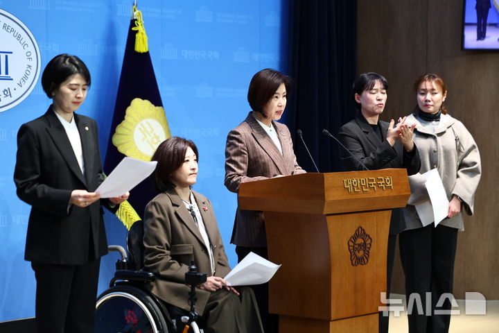 [서울=뉴시스] 김명년 기자 = 김미애 국회 보건복지위원회 국민의힘 간사가 24일 오전 서울 여의도 국회 소통관에서 정부의 국민연금 사용 환율방어 규탄 기자회견하고 있다. 2025.12.24. kmn@newsis.com