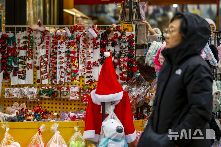 [서울=뉴시스] 정병혁 기자 = 크리스마스를 하루 앞둔 24일 서울 중구 남대문시장에 크리스마스 장식 용품들이 진열되어 있다. 2025.12.24. jhope@newsis.com