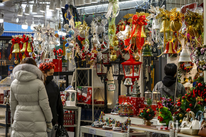 [서울=뉴시스] 정병혁 기자 = 크리스마스를 하루 앞둔 24일 서울 중구 남대문시장에 크리스마스 장식 용품들이 진열되어 있다. 2025.12.24. jhope@newsis.com