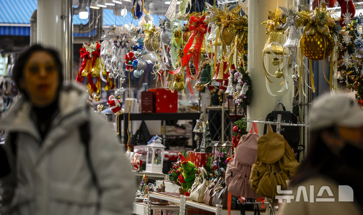 [서울=뉴시스] 정병혁 기자 = 크리스마스를 하루 앞둔 24일 서울 중구 남대문시장에 크리스마스 장식 용품들이 진열되어 있다. 2025.12.24. jhope@newsis.com