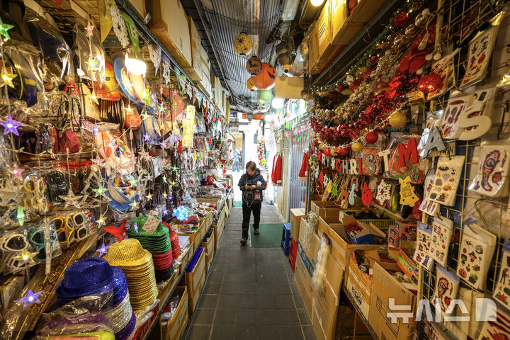[서울=뉴시스] 정병혁 기자 = 크리스마스를 하루 앞둔 24일 서울 중구 남대문시장에 크리스마스 장식 용품들이 진열되어 있다. 2025.12.24. jhope@newsis.com