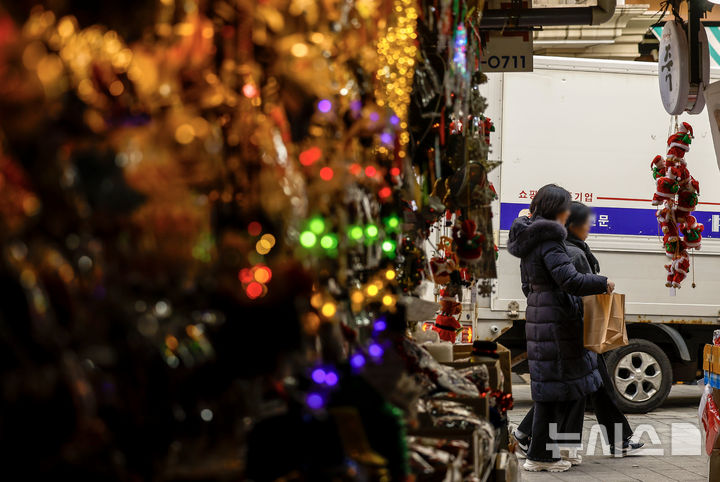 [서울=뉴시스] 정병혁 기자 = 크리스마스를 하루 앞둔 24일 서울 중구 남대문시장에 크리스마스 장식 용품들이 진열되어 있다. 2025.12.24. jhope@newsis.com