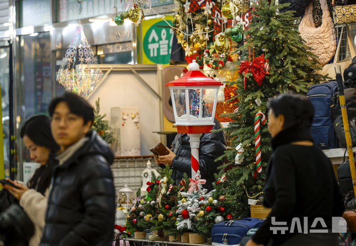 [서울=뉴시스] 정병혁 기자 = 크리스마스를 하루 앞둔 24일 서울 중구 남대문시장에 크리스마스 장식 용품들이 진열되어 있다. 2025.12.24. jhope@newsis.com