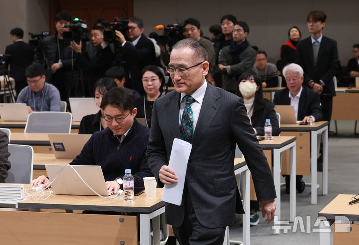 [서울=뉴시스] 고범준 기자 = 위성락 국가안보실장이 24일 청와대 춘추관에서 미국, 캐나다, 일본 방문 관련 브리핑을 위해 입장하고 있다. 2025.12.24. bjko@newsis.com