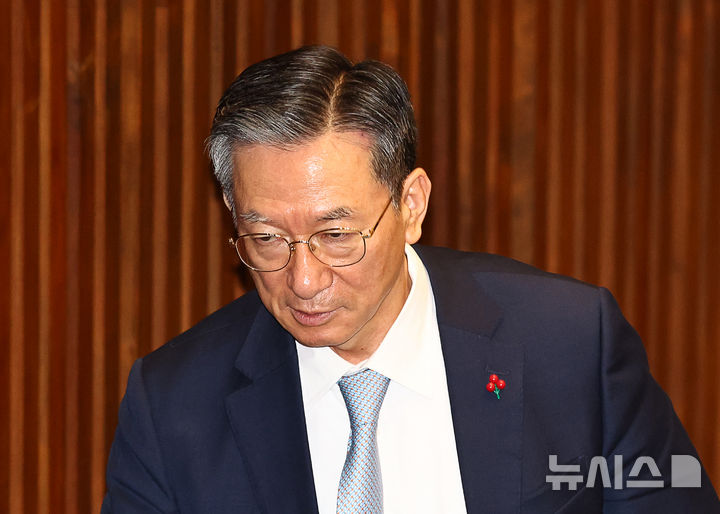 [서울=뉴시스] 김명년 기자 = 정성호 법무부 장관이 지난 24일 서울 여의도 국회에서 열린 제430회국회(임시회) 제2차 본회의에 참석해 있다. 2025.12.24. kmn@newsis.com