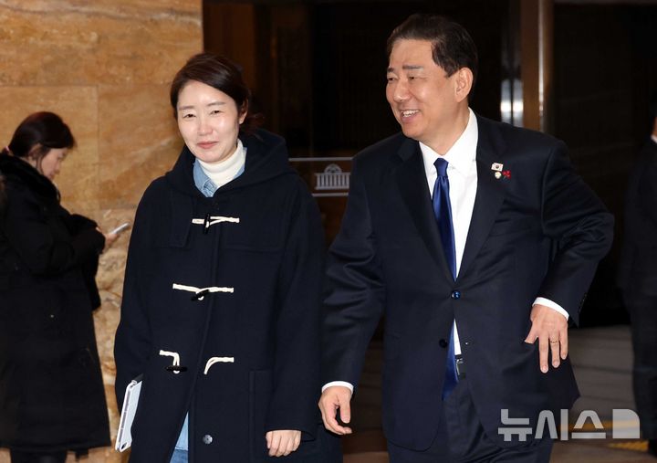 [서울=뉴시스] 조성봉 기자 = 김병기 더불어민주당 원내대표와 강선우 의원이 24일 오후 서울 여의도 국회에서 열린 제430회국회(임시회) 제2차 본회의를 마치고 밖으로 나오고 있다. 2025.12.24. suncho21@newsis.com