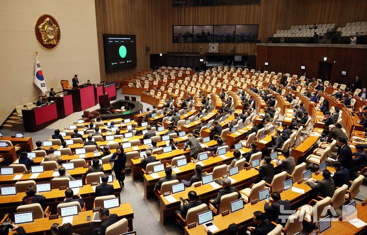 [서울=뉴시스] 조성봉 기자 = 24일 오후 서울 여의도 국회에서 열린 제430회국회(임시회) 제2차 본회의2025.12.24. suncho21@newsis.com