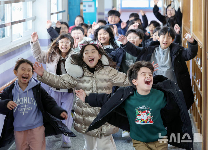 [서울=뉴시스] 김진아 기자 = 24일 서울 동대문구 안평초등학교에서 2학년 학생들이 겨울방학식을 마친 뒤 즐겁게 하교 하고 있다. 2025.12.24. bluesoda@newsis.com