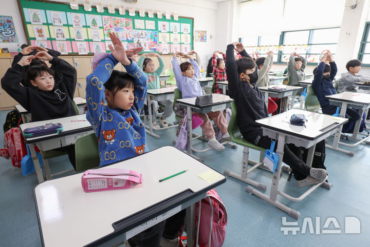 [서울=뉴시스] 김진아 기자 = 지난해 12월 24일 서울 동대문구 안평초등학교에서 열린 겨울방학식에서 2학년 학생들이 선생님의 수업에 맞춰 방학에 방학 관련 O.X 퀴즈에 답하고 있다. 2025.12.24. bluesoda@newsis.com **기사 내용과 관련 없습니다**