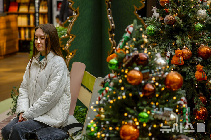 [서울=뉴시스] 정병혁 기자 = 크리스마스를 하루 앞둔 24일 서울 강남구 코엑스를 찾은 시민과 여행객들이 크리스마스 트리 앞에서 사진을 찍으며 즐거운 시간을 보내고 있다. 2025.12.24. jhope@newsis.com