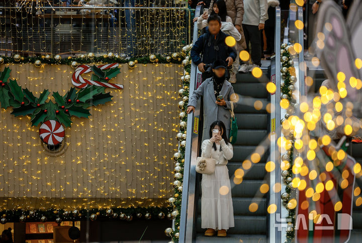 [서울=뉴시스] 정병혁 기자 = 크리스마스를 하루 앞둔 24일 서울 강남구 코엑스를 찾은 시민과 여행객들이 크리스마스 트리 앞에서 사진을 찍으며 즐거운 시간을 보내고 있다. 2025.12.24. jhope@newsis.com