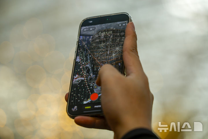 [서울=뉴시스] 정병혁 기자 = 크리스마스를 하루 앞둔 24일 서울 강남구 코엑스를 찾은 시민과 여행객들이 크리스마스 트리 앞에서 사진을 찍으며 즐거운 시간을 보내고 있다. 2025.12.24. jhope@newsis.com