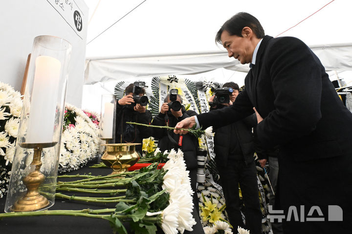 [광주=뉴시스] 이영주 기자 = 조국 조국혁신당 대표가 성탄절을 하루 앞둔 24일 오후 광주 동구 5·18민주광장에 마련된 광주대표도서관 붕괴사고 희생자 시민분향소를 찾아 분향·헌화하고 있다.2025.12.24.leeyj2578@newsis.com