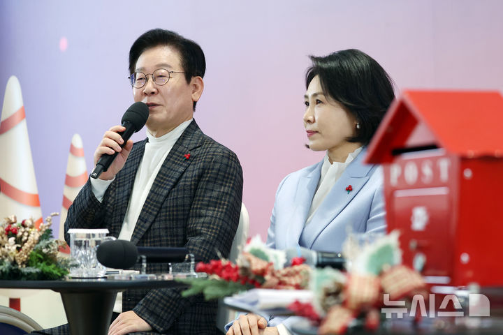 [서울=뉴시스] 최동준 기자 = 이재명 대통령이 24일 서울 서대문구 신촌세브란스 연세암병원 중입자치료센터에서 열린 희귀질환 환우·가족 간담회에서 인사말을 하고 있다. (대통령실통신사진기자단) 2025.12.24. photocdj@newsis.com