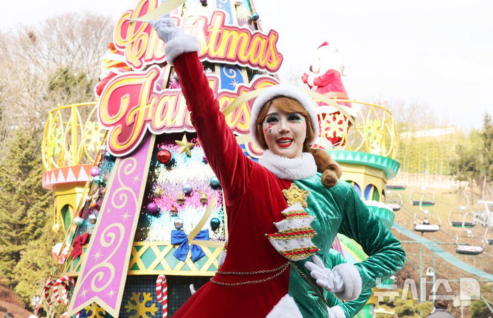 [용인=뉴시스] 김혜진 기자 = 크리스마스를 하루 앞둔 24일 경기 용인시 에버랜드에서 크리스마스 판타지 블링블링 X-Mas 퍼레이드가 열리고 있다. 2025.12.24. jini@newsis.com