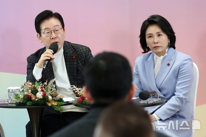 [서울=뉴시스] 최동준 기자 = 이재명 대통령이 지난해 12월 24일 서울 서대문구 신촌세브란스 연세암병원 중입자치료센터에서 열린 희귀질환 환우·가족 간담회에서 발언하는 모습. (대통령실통신사진기자단) 2025.12.24. photocdj@newsis.com