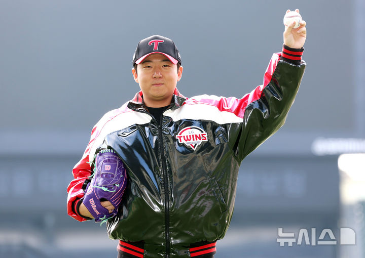 [서울=뉴시스] 이영환 기자 = 프로야구 LG 트윈스의 좌완 투수 송승기가 지난 2025년 12월 24일 오후 서울 송파구 잠실야구장에서 뉴시스와 인터뷰를 앞두고 포즈를 취하고 있다. 2026.01.03. 20hwan@newsis.com