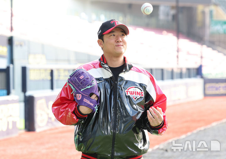 [서울=뉴시스] 이영환 기자 = 프로야구 LG 트윈스의 좌완 투수 송승기가 지난 2025년 12월 24일 오후 서울 송파구 잠실야구장에서 뉴시스와 인터뷰를 앞두고 포즈를 취하고 있다. 2026.01.03. 20hwan@newsis.com