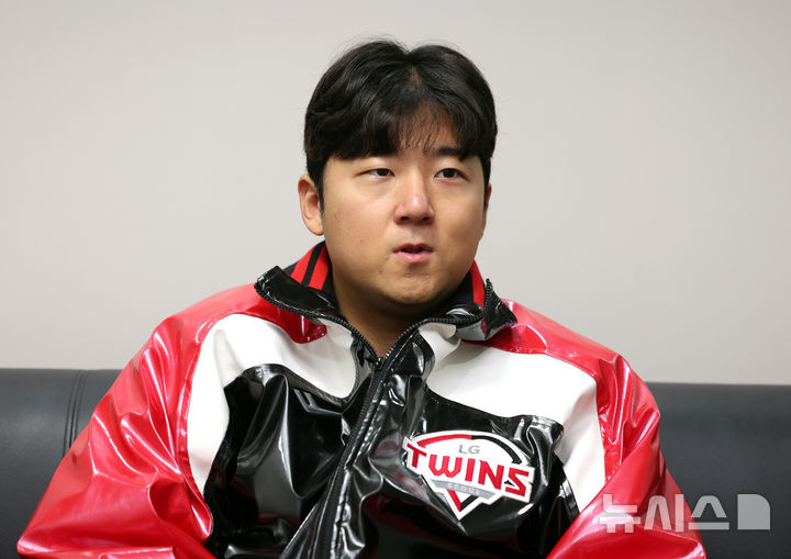 [서울=뉴시스] 이영환 기자 = 프로야구 LG 트윈스의 좌완 투수 송승기가 지난 2025년 12월 24일 오후 서울 송파구 잠실야구장에서 뉴시스와 인터뷰를 하고 있다. 2026.01.03. 20hwan@newsis.com