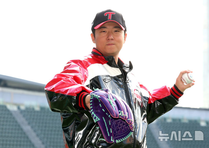 [서울=뉴시스] 이영환 기자 = 프로야구 LG 트윈스의 좌완 투수 송승기가 지난 2025년 12월 24일 오후 서울 송파구 잠실야구장에서 뉴시스와 인터뷰를 앞두고 포즈를 취하고 있다. 2026.01.03. 20hwan@newsis.com