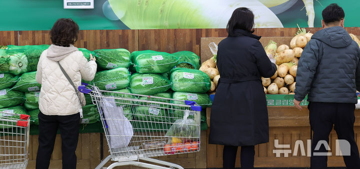[서울=뉴시스] 홍효식 기자 = 사진은 지난해 12월24일 서울 시내 한 대형마트에서 시민들이 배추와 무를 살펴보고 있는 모습. 2025.12.24. yesphoto@newsis.com