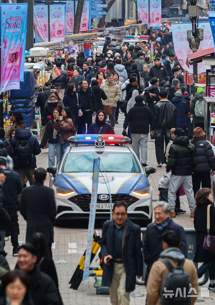 [서울=뉴시스] 권창회 기자 = 크리스마스 이브인 24일 오후 서울 중구 명동거리에서 경찰차가 순찰을 돌고 있다. 2025.12.24. kch0523@newsis.com