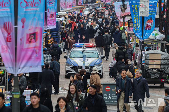 [서울=뉴시스] 권창회 기자 = 크리스마스 이브인 24일 오후 서울 중구 명동거리에서 경찰차가 순찰을 돌고 있다. 2025.12.24. kch0523@newsis.com