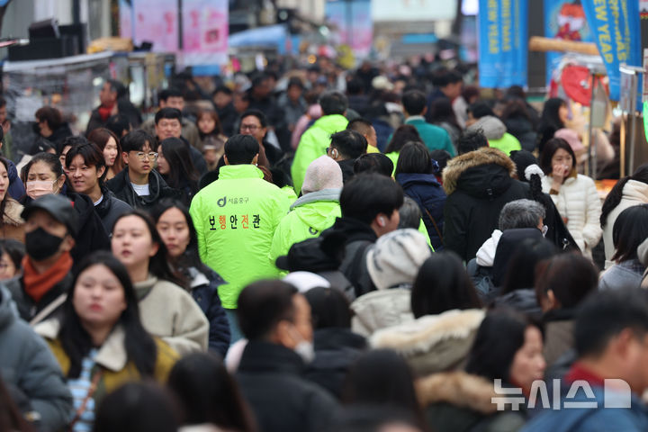 [서울=뉴시스] 권창회 기자 = 크리스마스 이브인 24일 오후 서울 중구 명동거리에서 보행안전관들이 순찰을 돌고 있다. 2025.12.24. kch0523@newsis.com