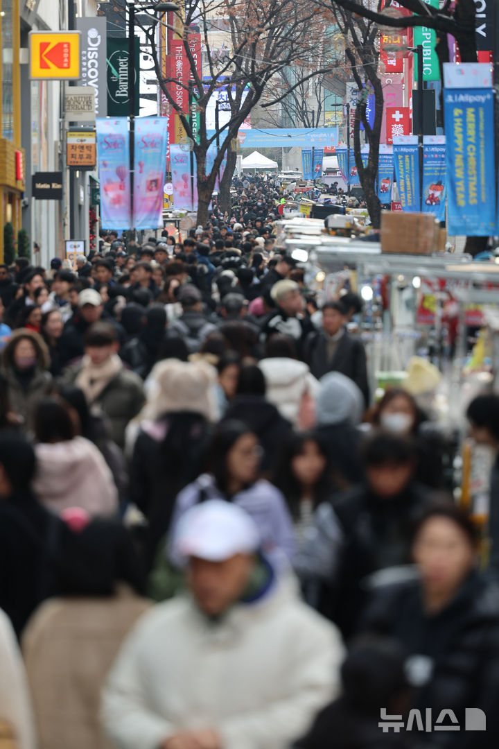 [서울=뉴시스] 권창회 기자 = 크리스마스 이브인 24일 오후 서울 중구 명동거리가 인파들로 붐비고 있다. 2025.12.24. kch0523@newsis.com