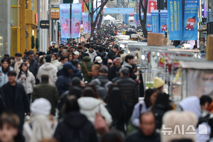 [서울=뉴시스] 권창회 기자 = 크리스마스 이브인 24일 오후 서울 중구 명동거리가 인파들로 붐비고 있다. 2025.12.24. kch0523@newsis.com