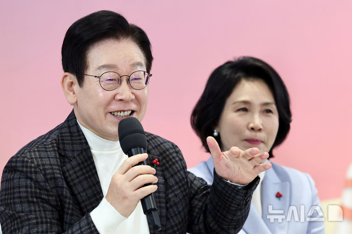 [서울=뉴시스] 최동준 기자 = 이재명 대통령이 24일 서울 서대문구 신촌세브란스 연세암병원 중입자치료센터에서 열린 희귀질환 환우·가족 간담회에서 발언하고 있다. (대통령실통신사진기자단) 2025.12.24. photocdj@newsis.com